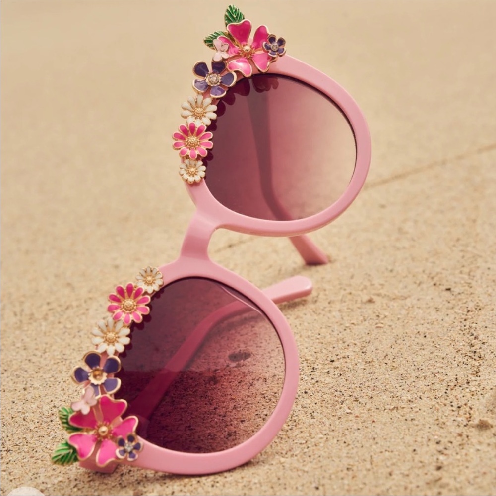 LOVESHACKFANCY SUNGLASSES ASO Paris Hilton - Picture 2 of 11